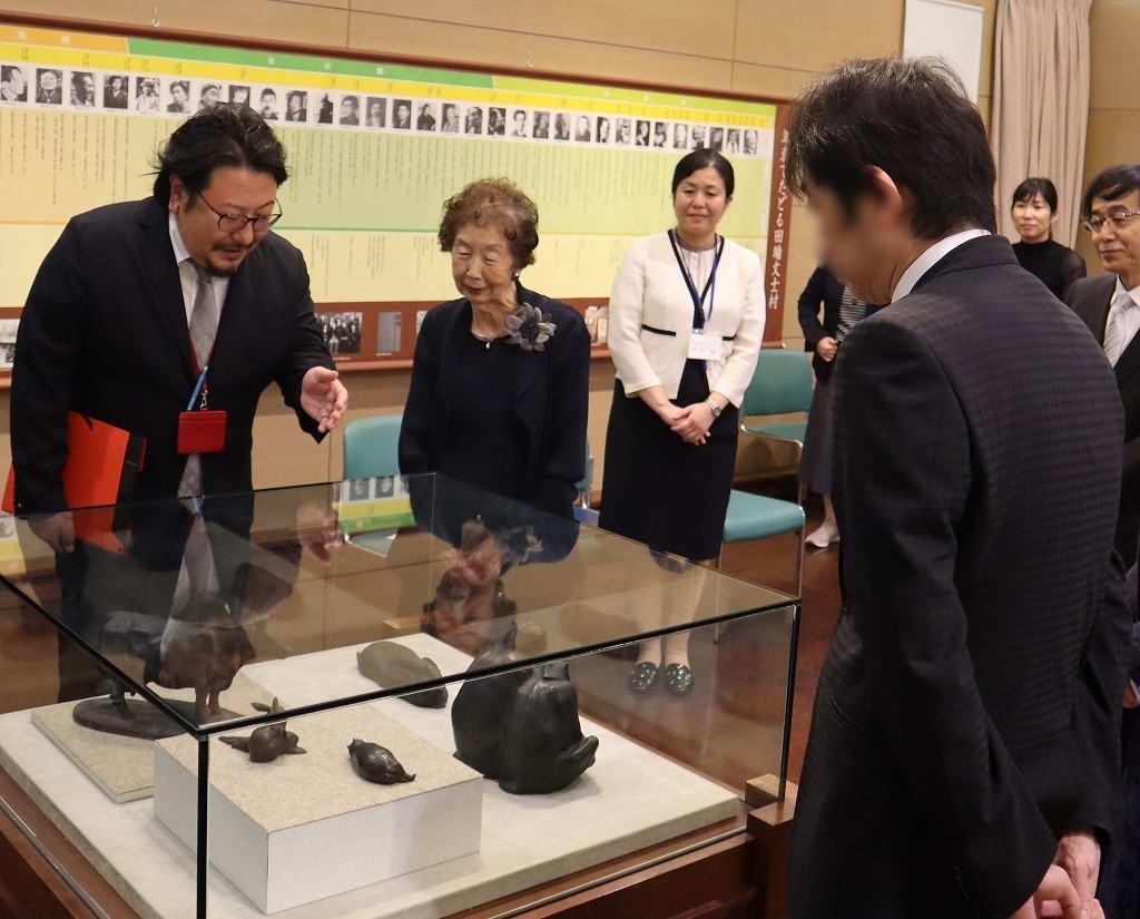吉田三郎の寄贈作品、北区2館で順次公開へ　紺綬褒章も伝達